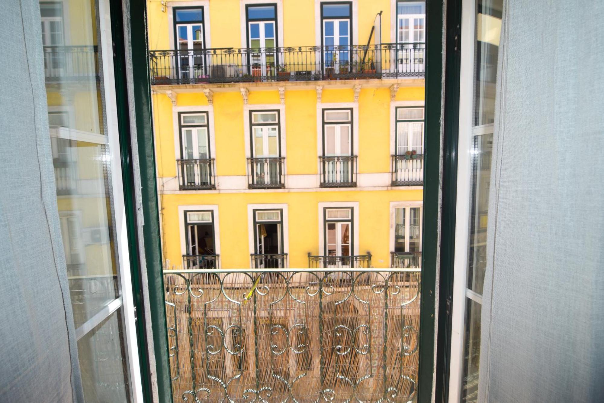 Shared Apartment With Bright Private Patio In Lisboa Exteriör bild